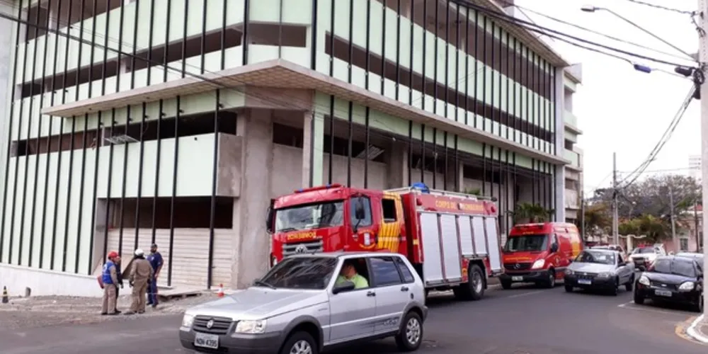 Acidente aconteceu na manhã desta terça-feira em obra no centro de Ponta Grossa