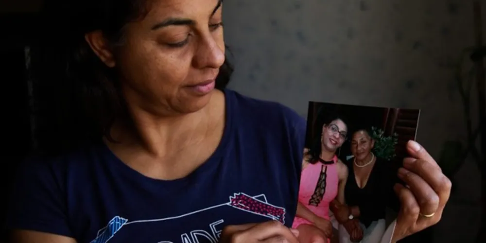 Mostra 'Tarde Demais para Flores', é um trabalho da estudante de Jornalismo da UEPG Saori Honorato
