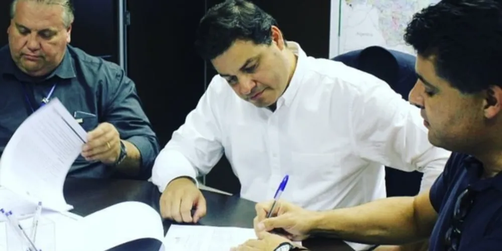 Assinatura ocorreu nesta segunda-feira com o secretário Sandro Alex, em Curitiba