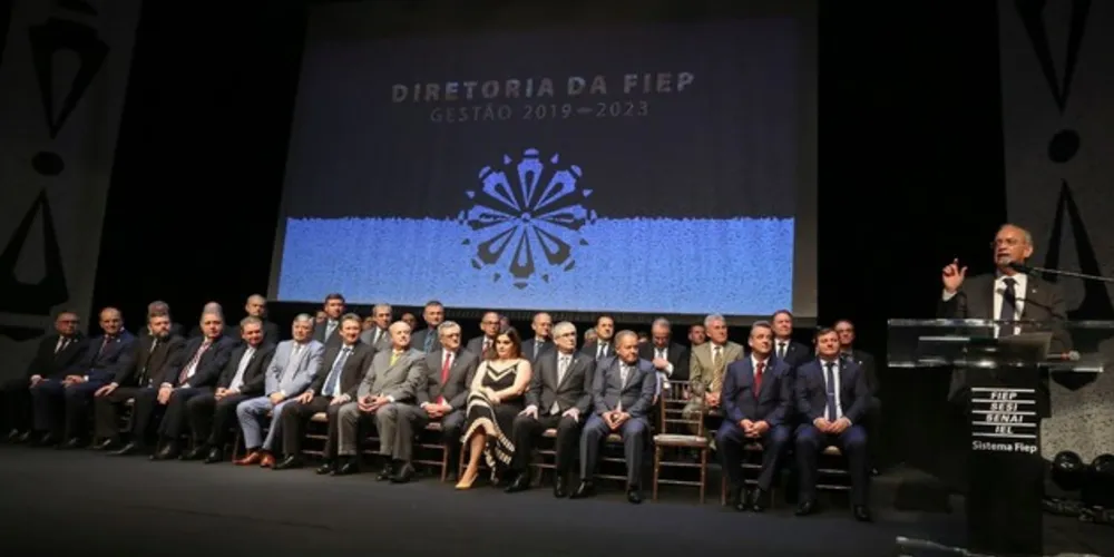 O presidente Carlos Valter discursa junto com a nova diretoria da Fiep