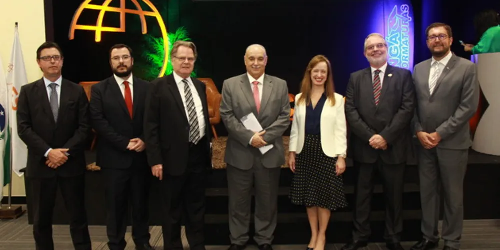 Em parceria com a Academia Paranaense de Letras Jurídicas, primeira noite teve homenagem a Victor Azi Bomfim Marins