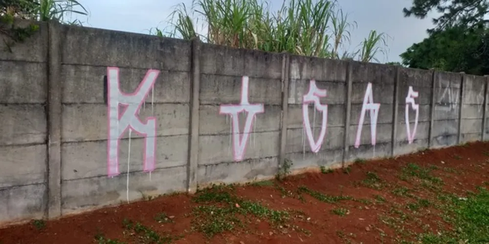 Dupla confessou que tinha acabado de pichar muro e foi levada à delegacia
