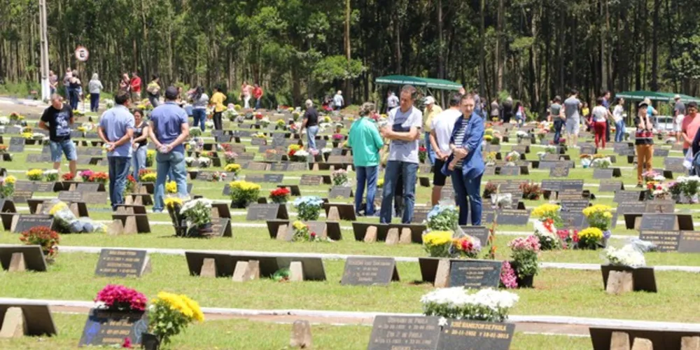 Na Igreja da Ressurreição Cemitério Parque Jardim Paraíso, administrado pela Diocese de Ponta Grossa, estão sepultadas pouco mais de nove mil pessoas. 