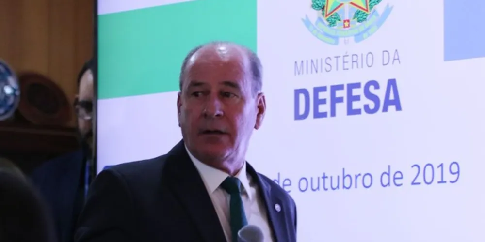 Governo combate manchas de óleo no litoral desde o dia 2 de setembro, diz ministro da Defesa 