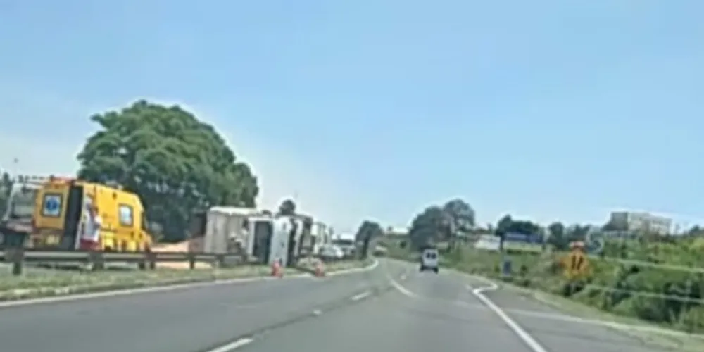 Trânsito sentido Curitiba está totalmente bloqueado na BR-376, em Ponta Grossa