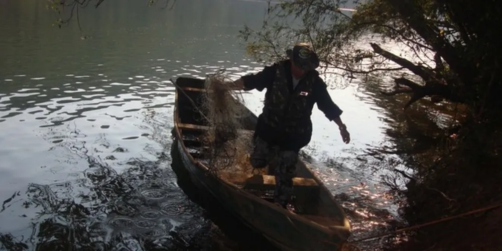 em for flagrado pescando em desacordo com as restrições determinadas pela portaria será enquadrada na lei de crimes ambientais. 