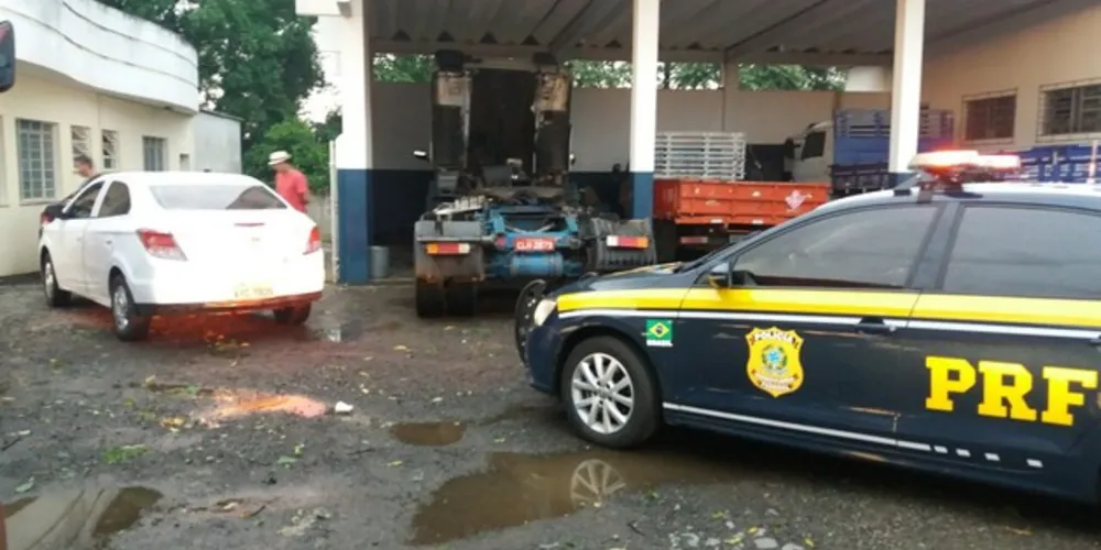 Veículo foi abandonado em pátio de empresa na região do Borato