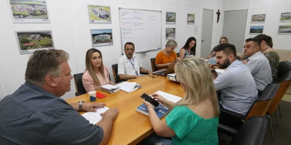 Durante a reunião, os responsáveis explicaram o funcionamento da Escola