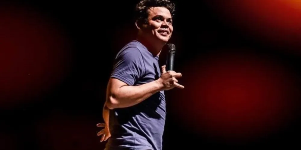 Emerson é um dos principais nomes do humor nacional, tendo passado por programas como The Noite com Danilo Gentili, Domingão do Faustão, Prêmio Multishow de Humor etc
