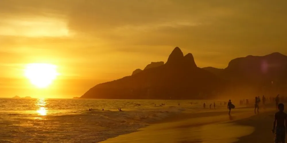 Praia de Ipanema, no Rio de Janeiro, com um exuberante pôr do sol