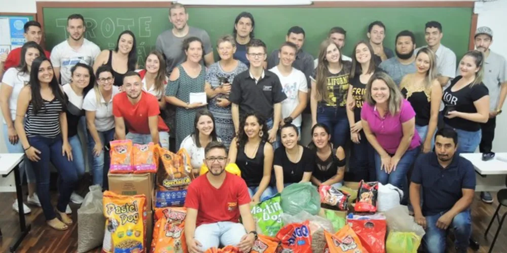 Neste ano, as doações foram feitas à Associação Pontagrossense Amigos da Natureza (Canil Lar). 