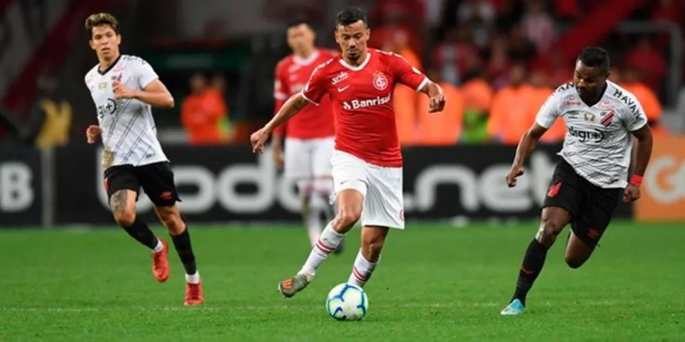 Jogo marcou o reencontro dos times que decidiram a Copa do Brasil deste ano