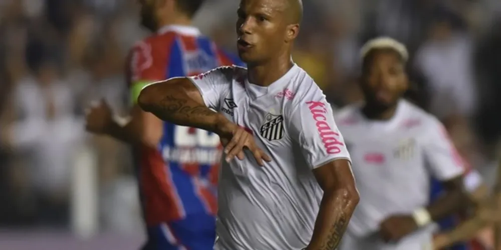 Gol de Carlos Sánchez garante vitória do Peixe na Vila