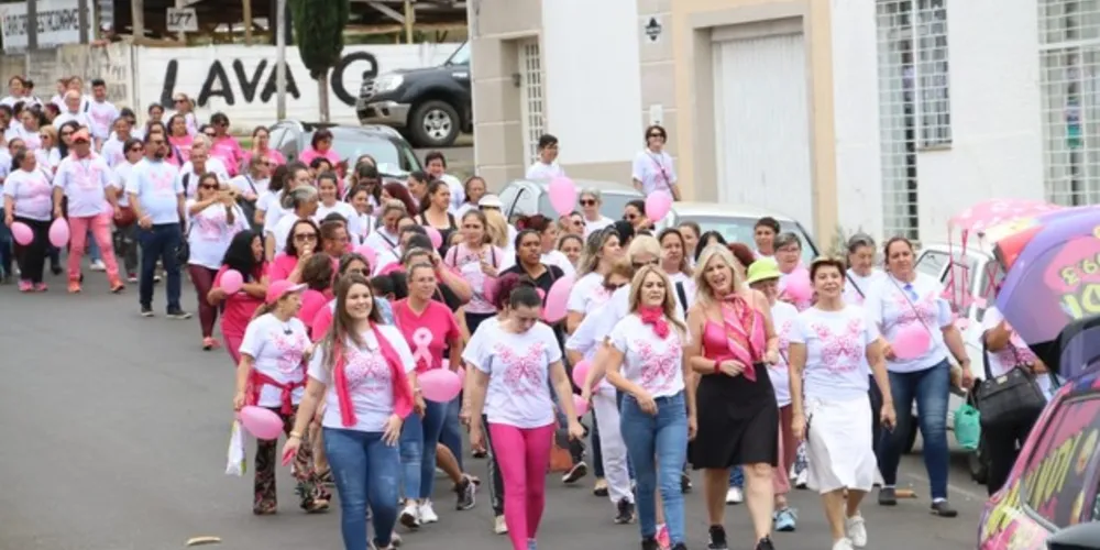 Ação aconteceu na tarde dessa quinta (01) e reuniu centenas de mulheres