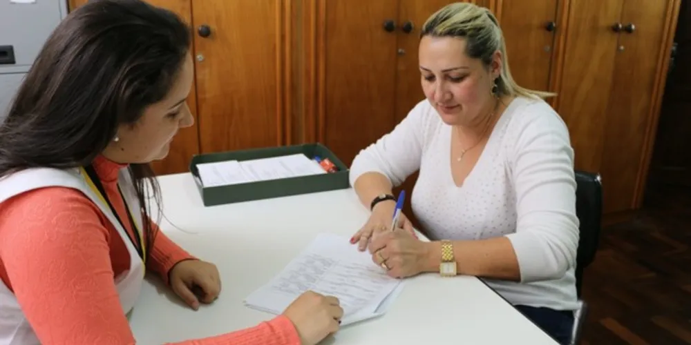 Os pais devem comparecer na secretaria e levar os documentos