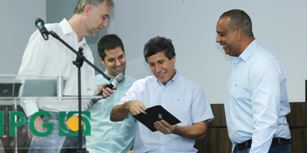 Os membros da equipe vencedora ganharam camisas de jogo do Operário e um ano de curso de inglês, oferecido pelo Centro Europeu