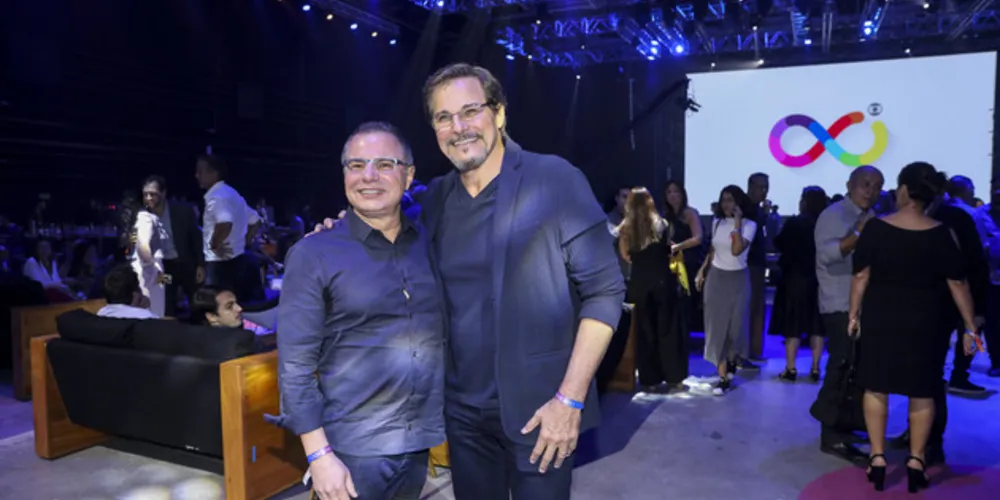 Ricardo Linhares, supervisor de ‘Malhação 2020’, em foto com Edson Celulari 