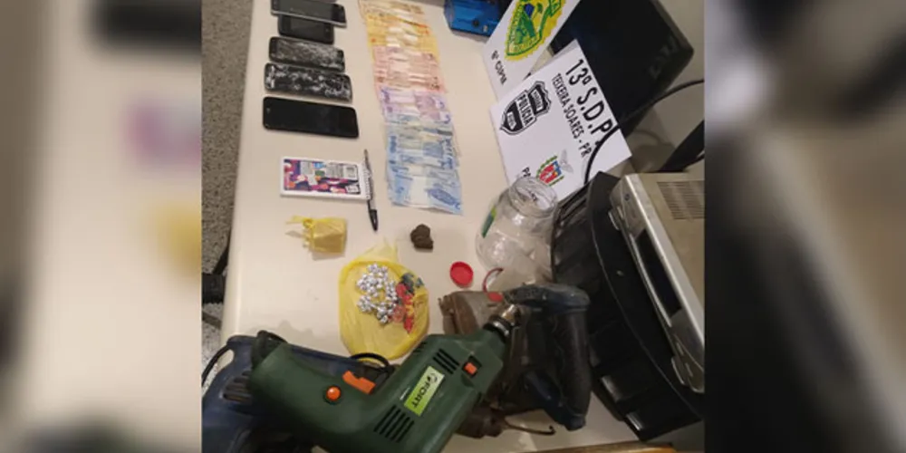 No local foram apreendidos diversos celulares, monitores e ferramentas que estavam no interior da residência. Estima-se que nesta ocorrência tenha retirado de circulação em torno de R$3500,00 em drogas ilícitas.