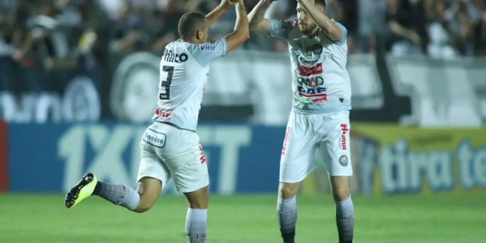 Zagueiro Alisson festeja com Schumacher gol de empate no segundo tempo