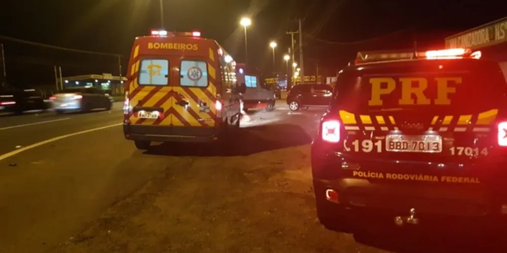 Segundo a PRF, a motocicleta seguia sentido bairro quando atropelou uma senhora de 46 anos que cruzava a rodovia