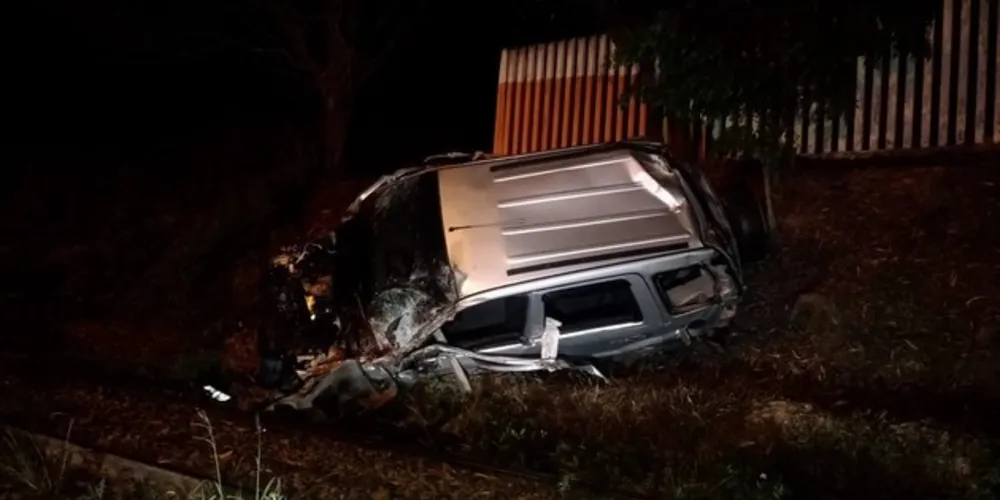 Condutor do carro foi ejetado e morreu na hora; mulher estava no banco traseiro e sofreu lesões leves