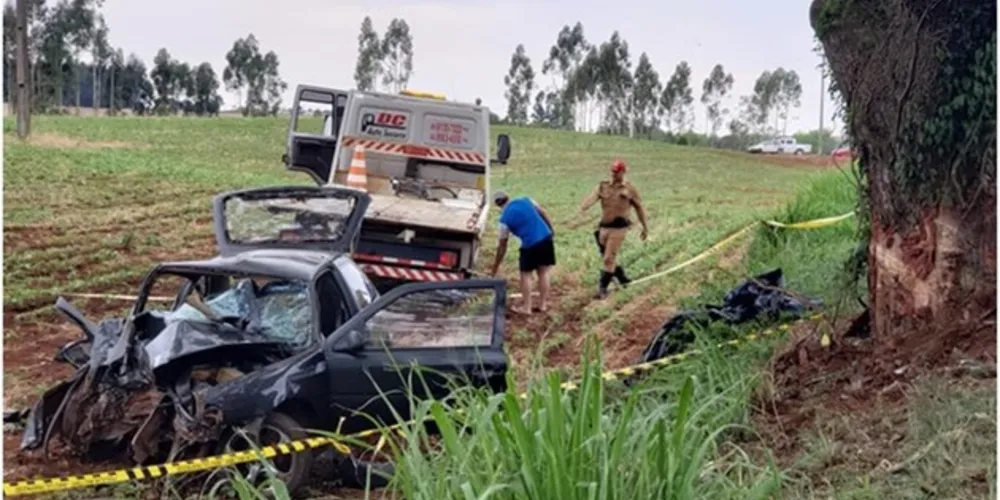 Carro da família bateu contra árvore na cidade de São João, segundo a PRE