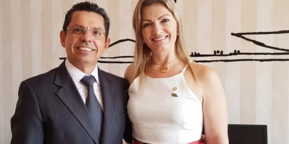 O reitor da UEPG, Miguel Sanches Neto e a deputada federal Aline Sleutjes. Formalização da conquista aconteceu na última quinta (31)