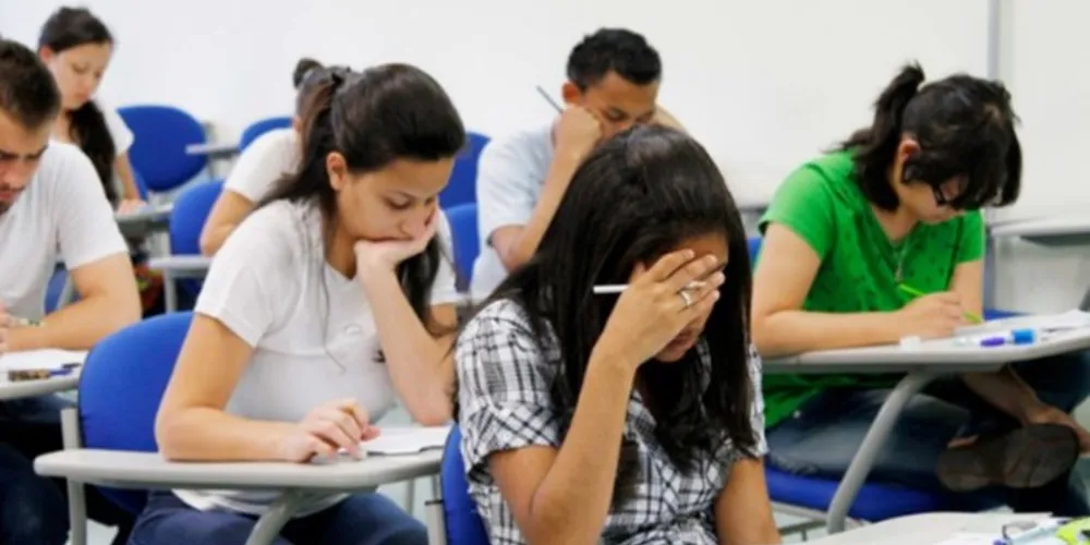 O texto, em formato dissertativo-argumentativo de até 30 linhas, deveria ser desenvolvido a partir da situação-problema e dos textos motivadores