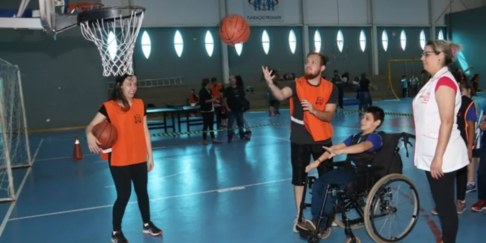 Durante toda a manhã as crianças participaram de jogos diversos com entusiasmo contagiante