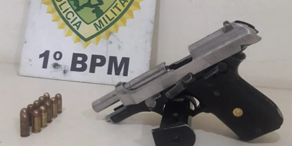 Segundo a PM, pistola foi usada para ameaçar as vítimas; suspeito conseguiu fugir