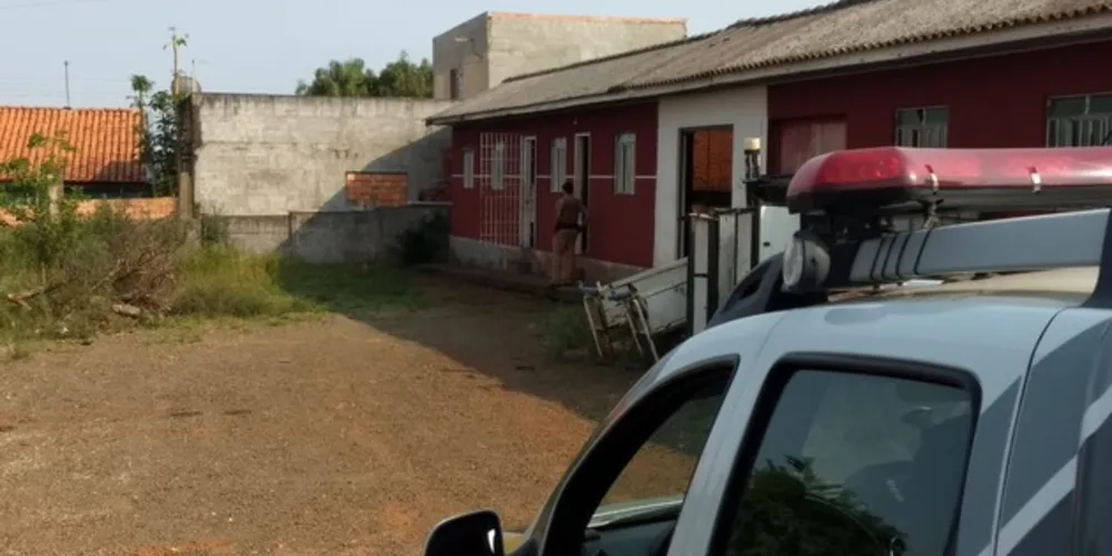 Corpo foi encontrado na manhã desta terça-feira no pátio de residência no Jardim Los Angeles