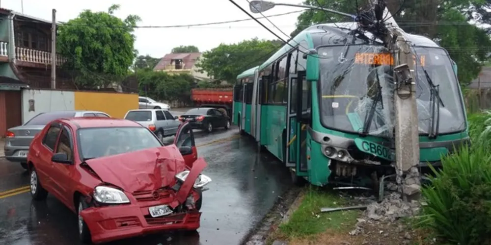 Imagem ilustrativa da imagem Acidente com ônibus deixa dois feridos em Curitiba
