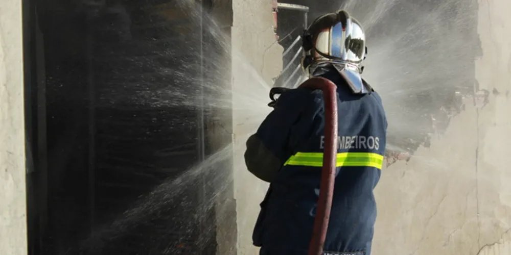 Incêndio foi controlado por equipes do Corpo de Bombeiros