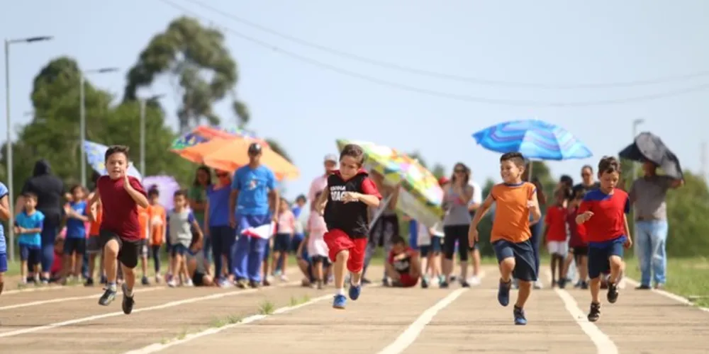 O JEEM conta com a participação de oitenta instituições da Rede Municipal de Ensino e 3.567 atletas em diversas modalidades, como atletismo, por exemplo