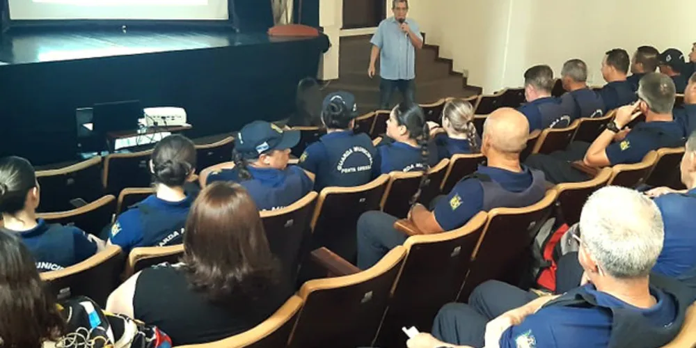 Mais  de 100 pessoas participaram da ação, que foi realizada no Centro de Cultura do município