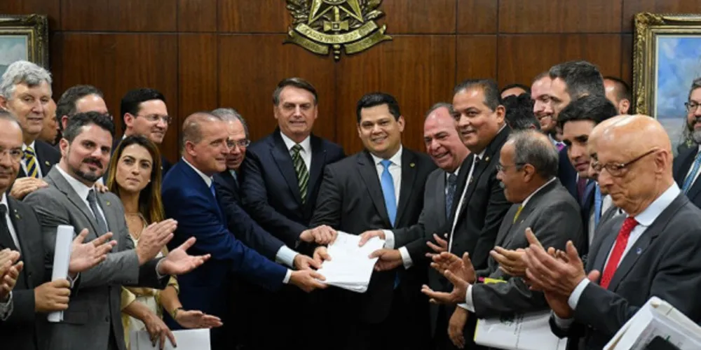 Entrega das propostas na Presidência do Senado reuniu o presidente Jair Bolsonaro, o presidente do Senado, Davi Alcolumbre, além de ministros e senadores