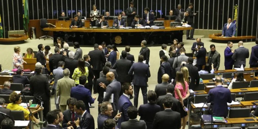 Após a aprovação do texto-base, os deputados aprovaram uma emenda que especifica que o atirador esportivo, que deve ser maior do que 25 anos
