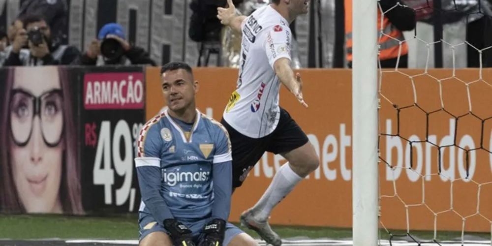 Boselli marcou duas vezes para colocar o Corinthians na frente do placar