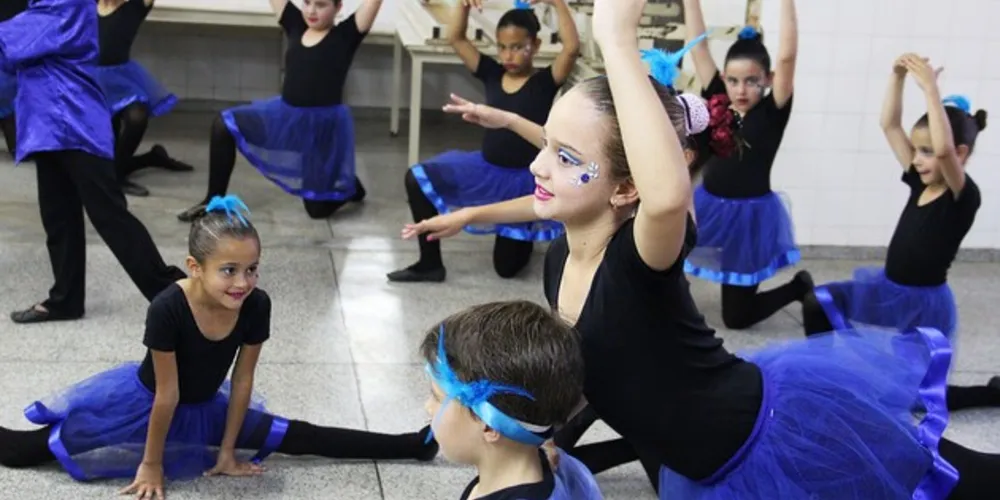 O Projeto Constelação leva aulas de ballet e dança contemporânea para crianças em comunidades periféricas