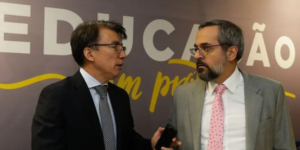 O secretário de educação básica (SEB), Janio Macedo e o ministro da Educação, Abraham Weintraub, durante lançamento do Programa Educação em Prática 