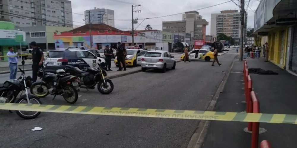 Indivíduo entrou no local com uma arma e deu voz de assalto, rendendo quem estava lá dentro. 