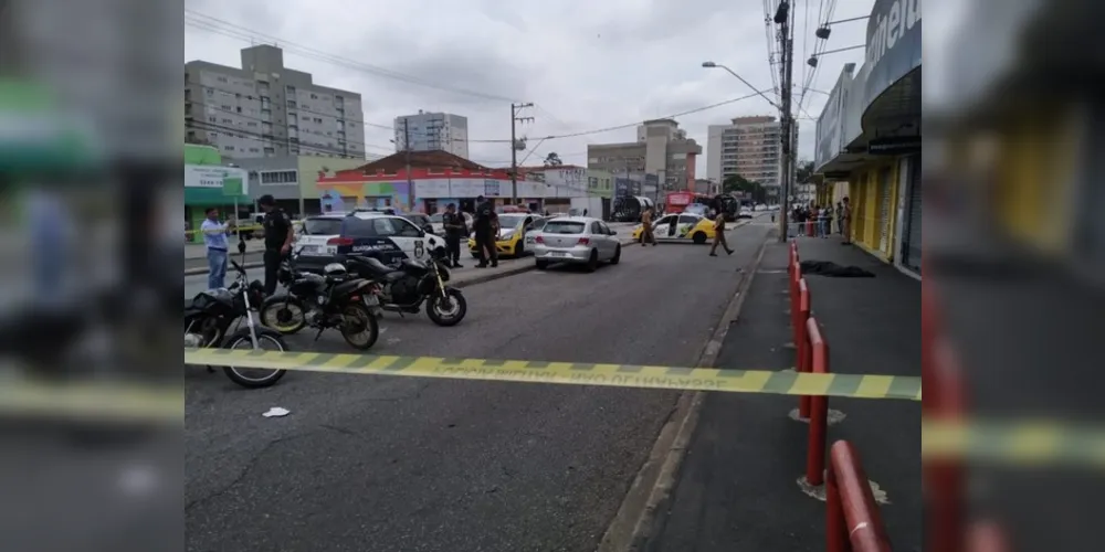 Indivíduo entrou no local com uma arma e deu voz de assalto, rendendo quem estava lá dentro. 