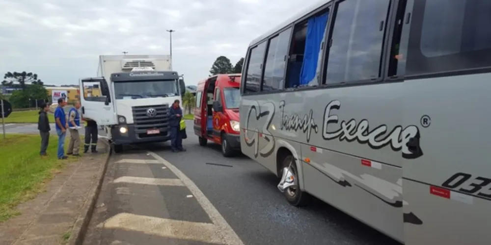 Imagem ilustrativa da imagem Acidente entre caminhão e ônibus deixa passageiro ferido