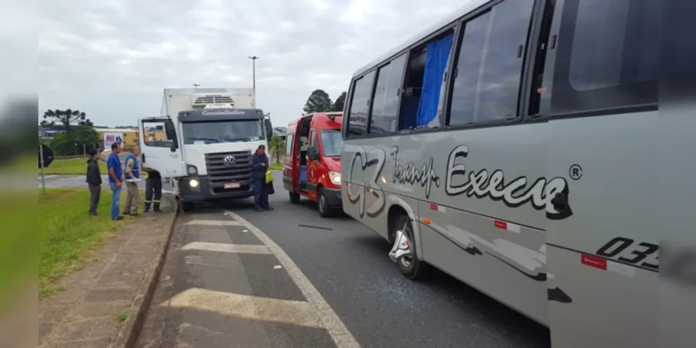 Imagem ilustrativa da imagem Acidente entre caminhão e ônibus deixa passageiro ferido