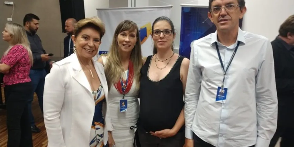 Vice-prefeita Elizabeth Schmidt, coordenadora de Incentivo ao Empreendedorismo e Inovação, Tonia Mansani, diretora de Capacitação da APC, Fernanda Brasil e secretário Municipal de Fazenda, Claudio Grokoviski