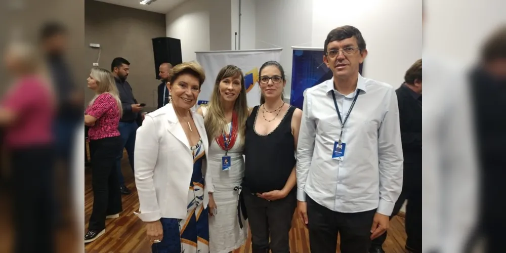 Vice-prefeita Elizabeth Schmidt, coordenadora de Incentivo ao Empreendedorismo e Inovação, Tonia Mansani, diretora de Capacitação da APC, Fernanda Brasil e secretário Municipal de Fazenda, Claudio Grokoviski