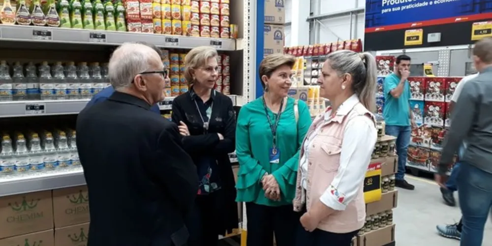 Lideranças políticas e empresariais, representantes da imprensa e parceiros comerciais do Grupo Muffato participam do evento