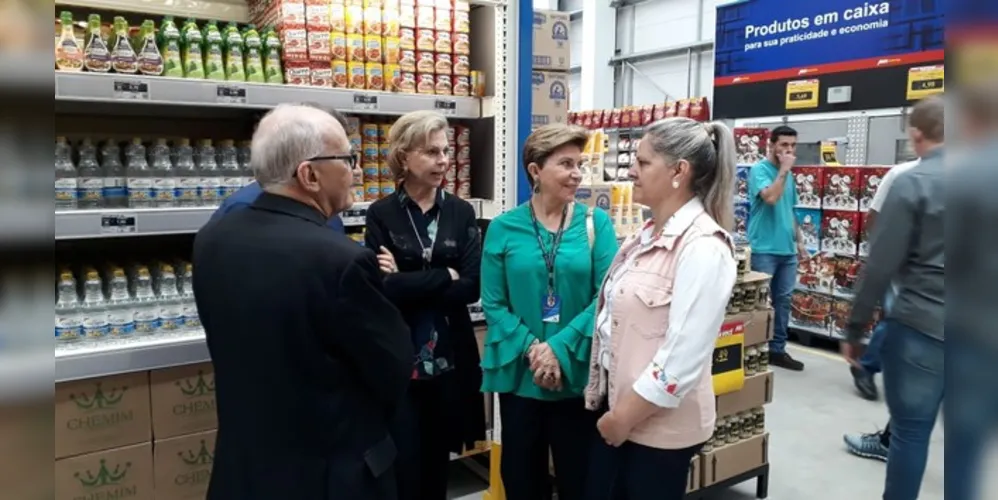 Lideranças políticas e empresariais, representantes da imprensa e parceiros comerciais do Grupo Muffato participam do evento