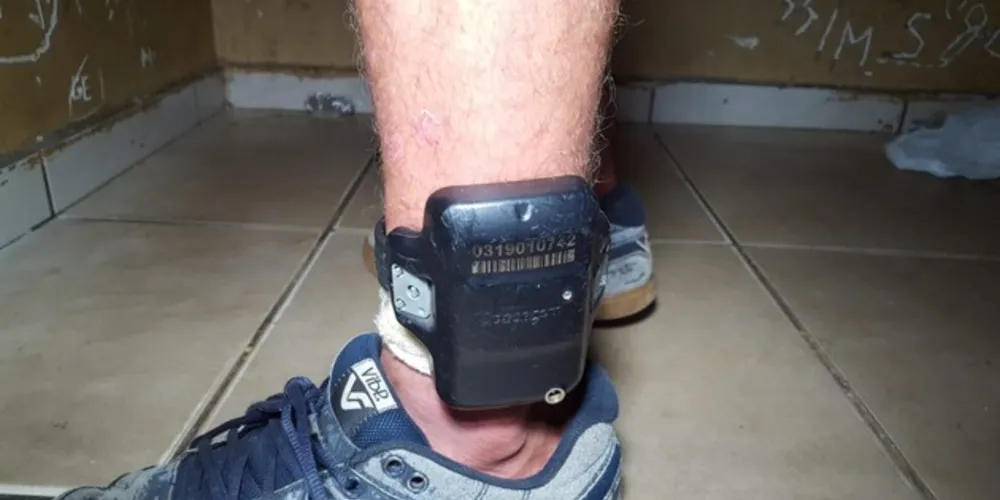 Um dos detidos usava uma tornozeleira eletrônica