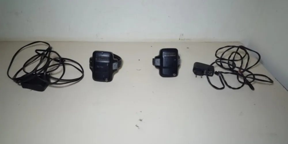 As duas tornozeleiras foram encontradas dentro de uma sacola plástica.